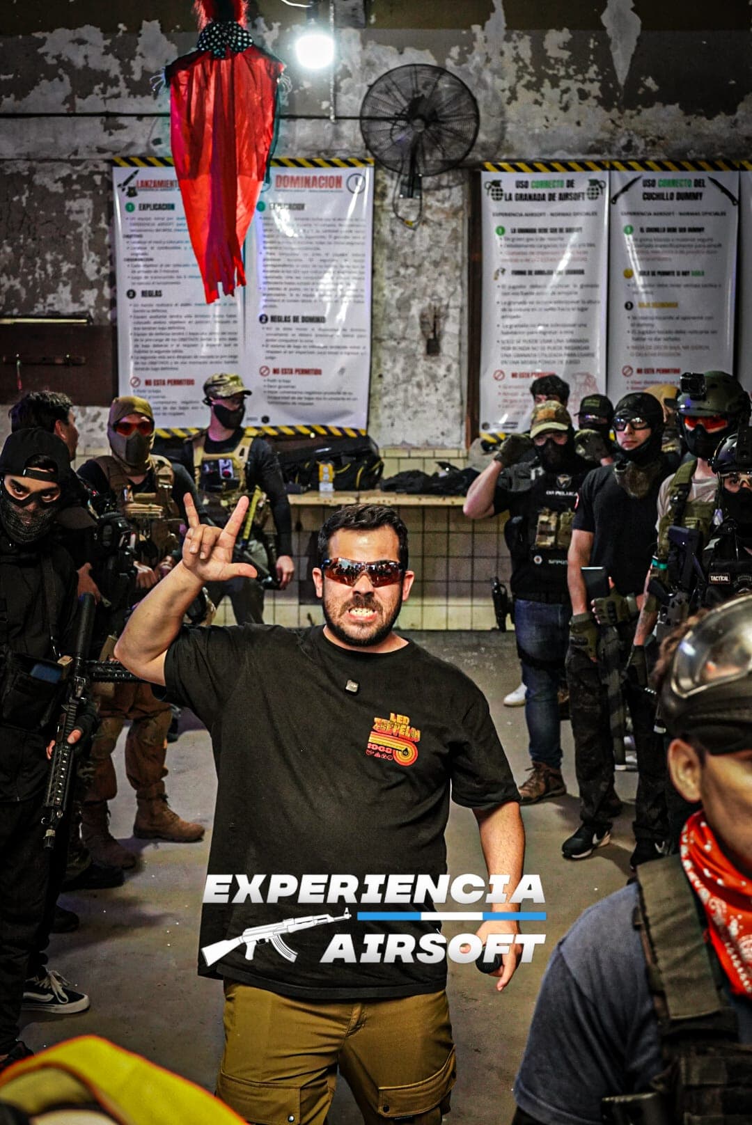 Jugadores en plena partida de airsoft CQB indoor en Experiencia Airsoft, Buenos Aires